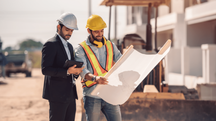 2 homens em uma obra utilizando uma plataforma de gestão de obras