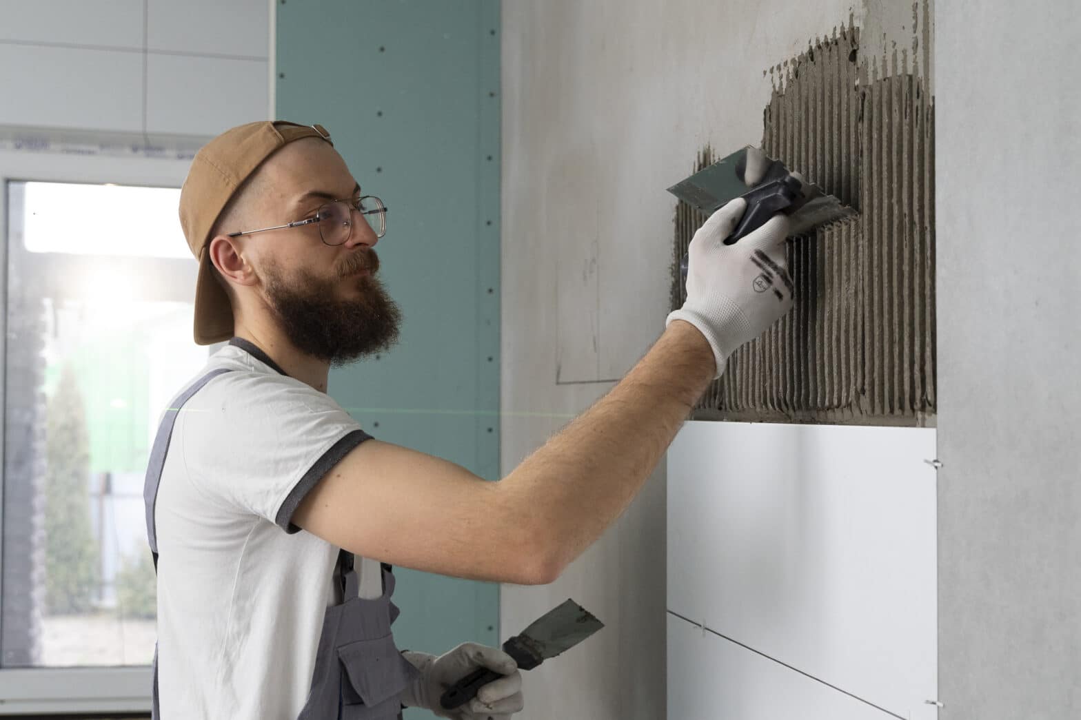 homem aplicando revestimento com rastreabilidade de revestimento