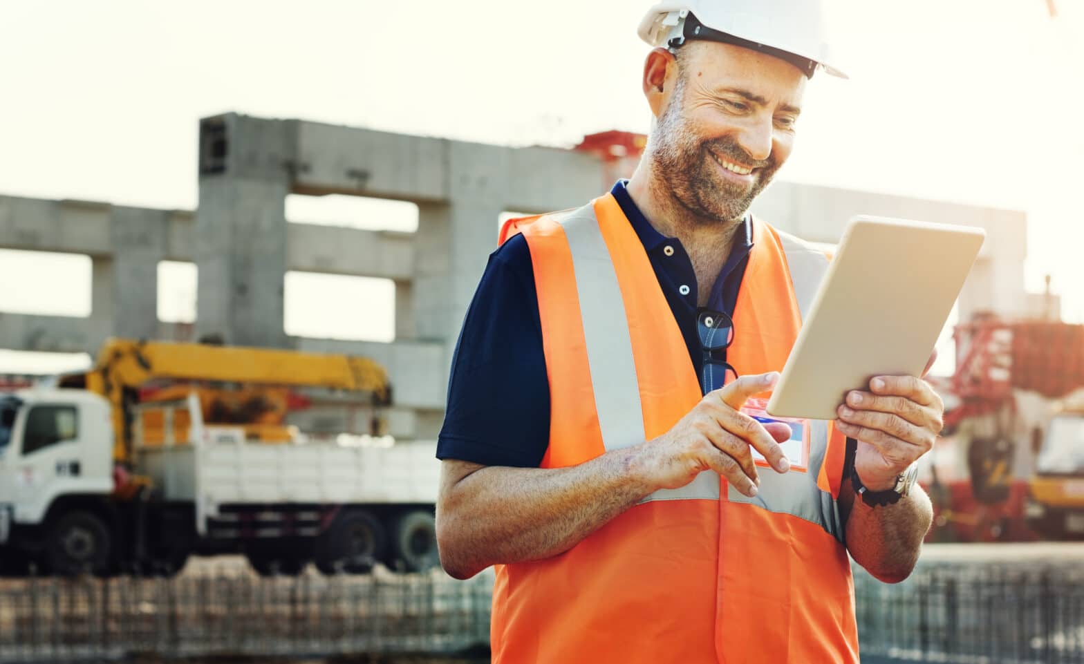 engenheiro fazendo a verificação de qualidade em obras