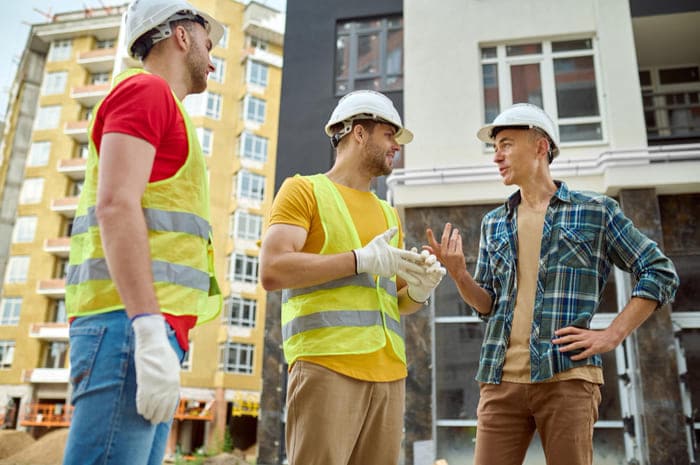 homens resolvendo problemas de comunicação na construção civil